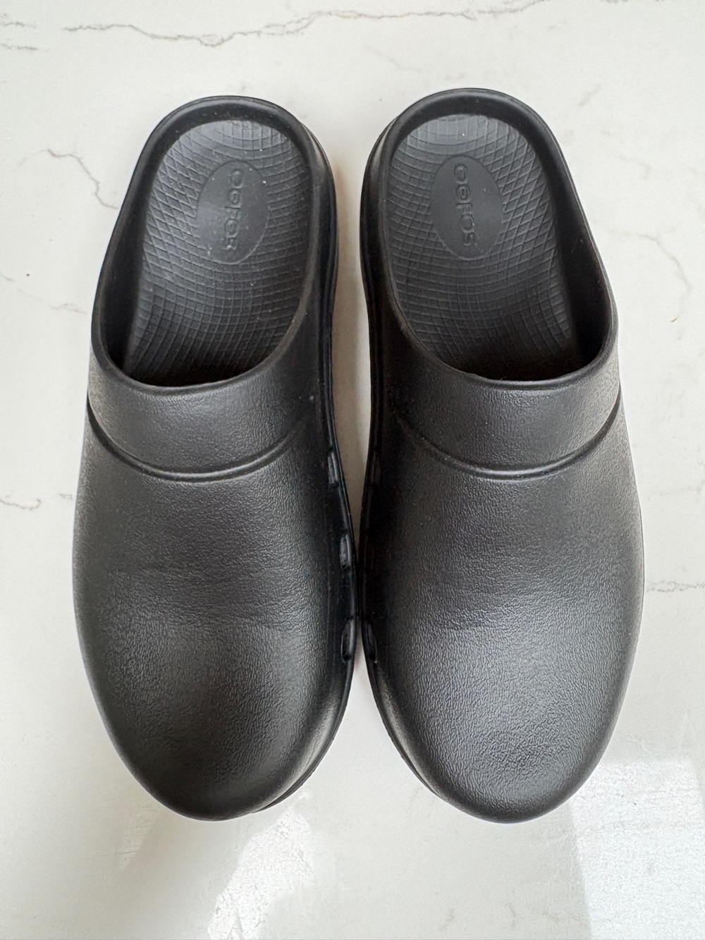 OOFOS Black Slip-On Unisex Clogs: M6/W8